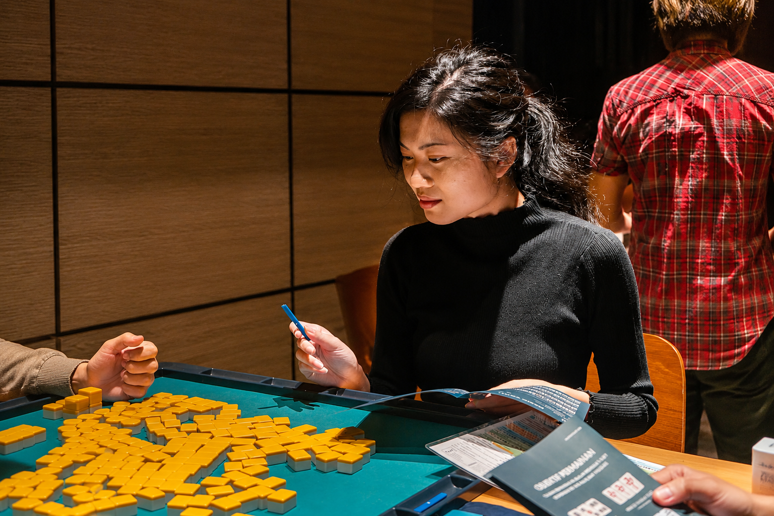 Sesi mahjong di kafe Jakarta